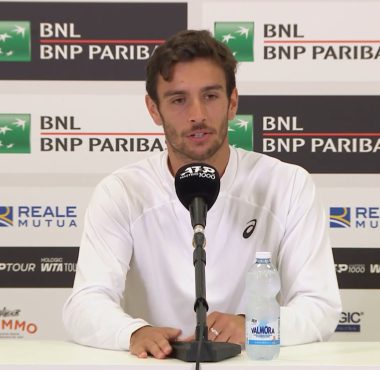 Lorenzo Musetti in conferenza stampa agli internazionali dopo la vittoria con Zverev