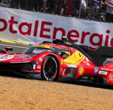 Ferrari fuori dai giochi a Le Mans: la #50 ha avuto problemi all’estintore, la #51 è in P7